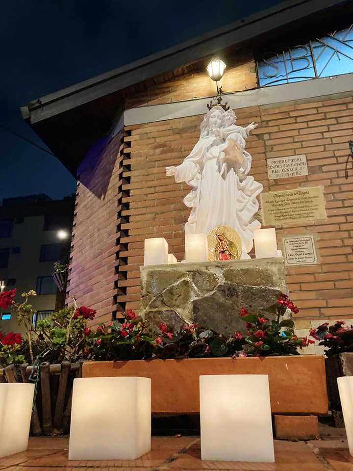 Virgen atrio