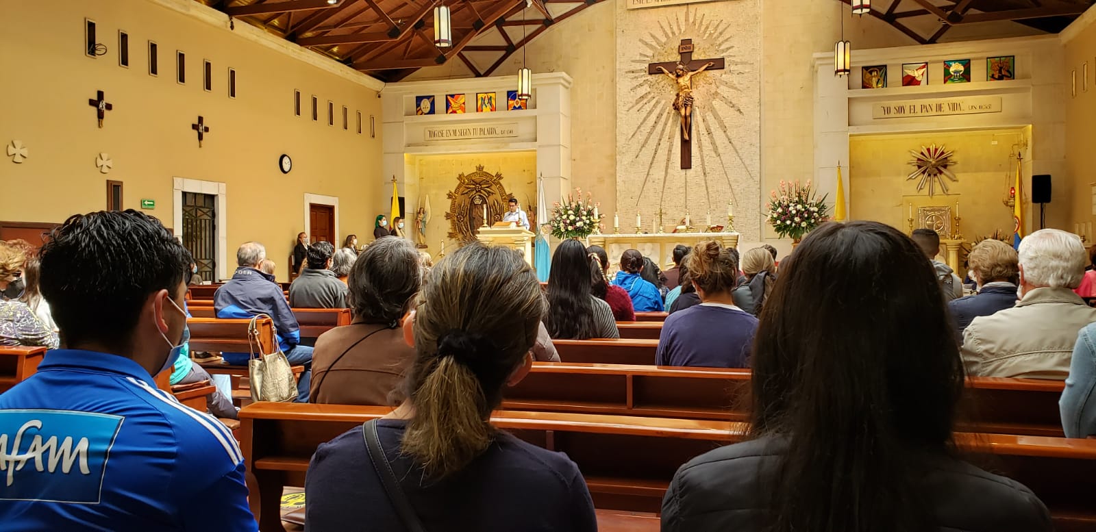 Feligreses en Torcoroma