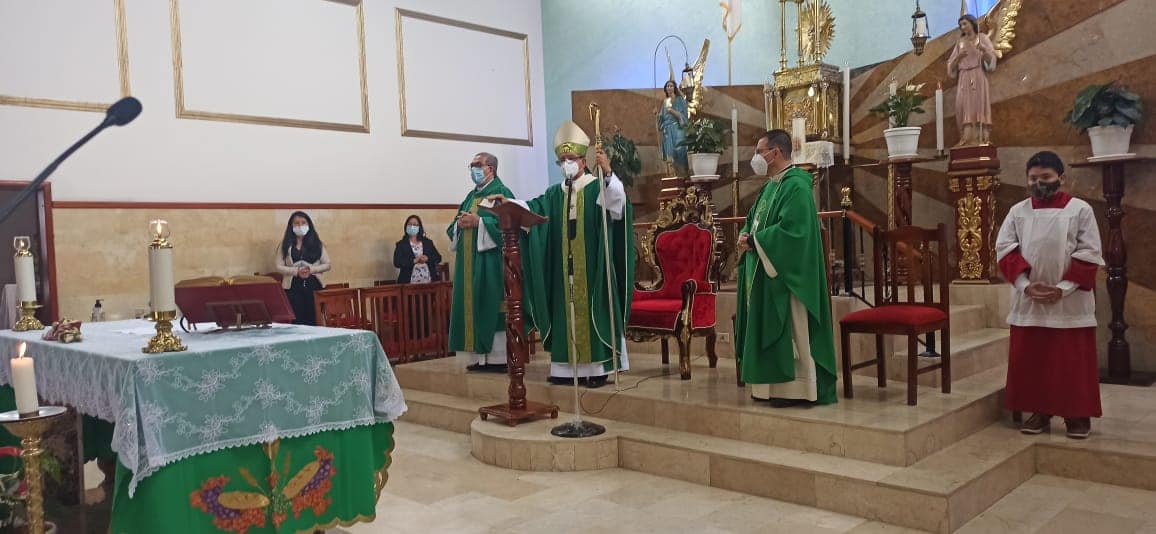 monseñor_celebrando_la_eucaristia3