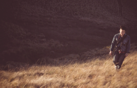 hombre caminando en el trigo