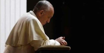 https://arquimedia.s3.amazonaws.com/51/formacion/franciscooracion-vaticanmedia301019jpg.jpg